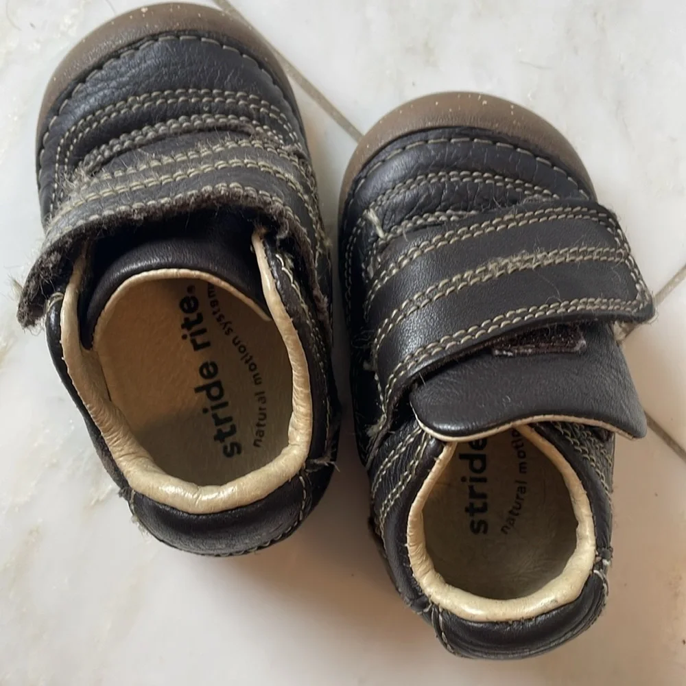 Stride Rite, baby walker Velcro leather shoe, size boy 2.5 months great shape